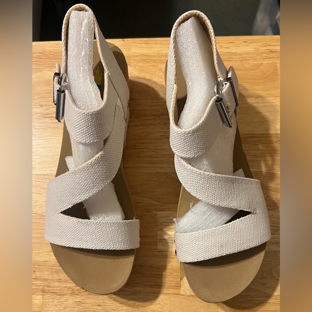 Very Volatile Biloxi Ivory Canvas Sandals Size 6 women NIB